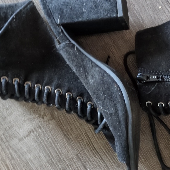 Shoes - Picture 3 of 9